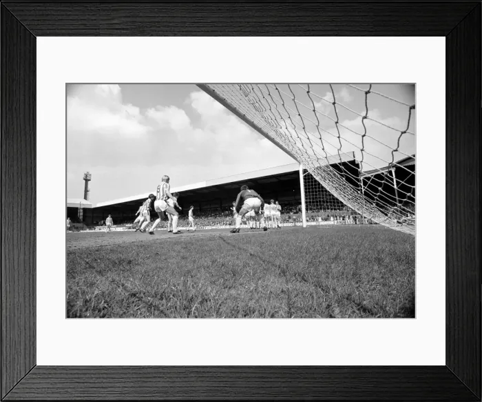 Framed Print : Stoke 2 v. Notts. County 2. Division 1 Football. May 1982 MF07-06-003 Framed Print : Stoke 2 v. Notts. County 2. Division 1 Football. May 1982 MF07-06-003