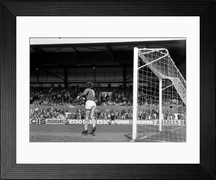 Framed Print : Stoke 2 v. Notts. County 2. Division 1 Football. May 1982 MF07-06-024 Framed Print : Stoke 2 v. Notts. County 2. Division 1 Football. May 1982 MF07-06-024