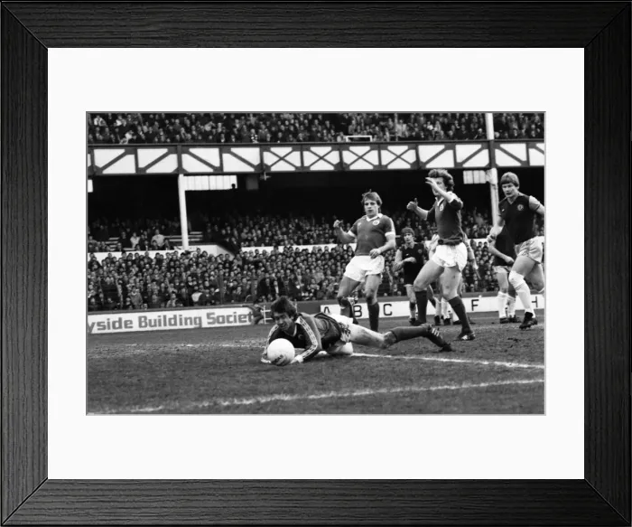 Framed Print : Everton 1 v. Aston Villa 3. Division One Football. February 1981 MF01-21-014 Framed Print : Everton 1 v. Aston Villa 3. Division One Football. February 1981 MF01-21-014