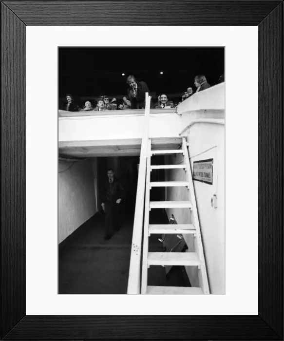 Framed Print : Manchester City 1 v. Nottingham Forest 1. Febuary 1981 MF01-24-022