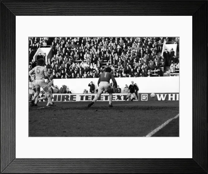 Framed Print : Sheffield Wednesday 1 v. Notts. County 2. Division Two Football. January 1981 MF01-20-043