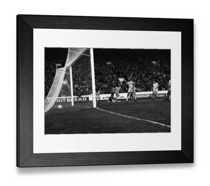 Framed Print : Sheffield Wednesday 1 v. Notts. County 2. Division Two Football. January 1981 MF01-20-023