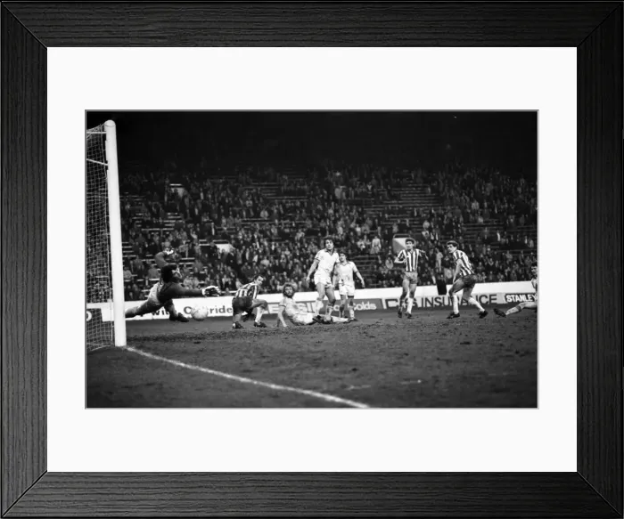 Framed Print : Sheffield Wednesday 1 v. Notts. County 2. Division Two Football. January 1981 MF01-20-007 Framed Print : Sheffield Wednesday 1 v. Notts. County 2. Division Two Football. January 1981 MF01-20-007