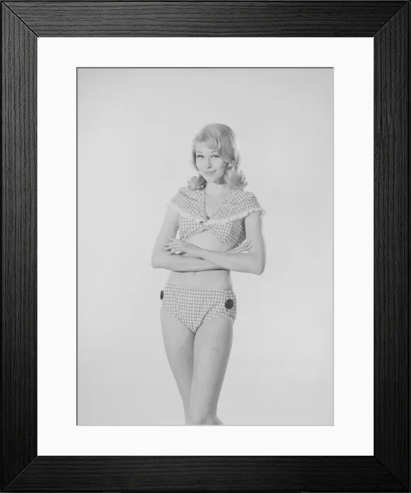 Framed Print : Reveille Model Jo Waring modelling the latest 1960s fashion for the beach. Circa May 1961 Framed Print : Reveille Model Jo Waring modelling the latest 1960s fashion for the beach. Circa May 1961