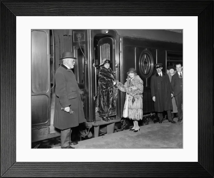 Framed Print : Mary Pickford seen here at Victoria Station, London with her mother, 2nd October 1921 Framed Print : Mary Pickford seen here at Victoria Station, London with her mother, 2nd October 1921