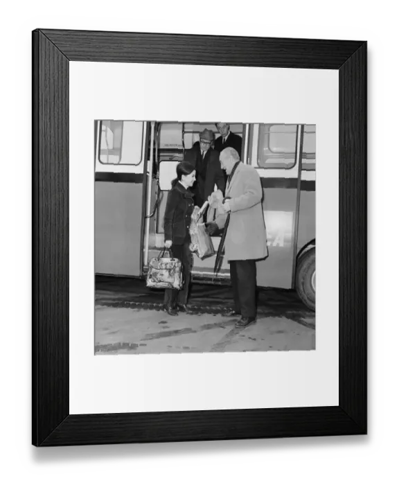 Framed Print : Barbara Parkins, television & film actress, pictured arriving at London Heathrow Airport Framed Print : Barbara Parkins, television & film actress, pictured arriving at London Heathrow Airport