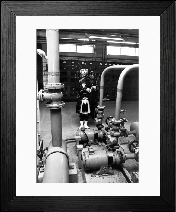 Framed Print : Bob Lambert of the 72nd Royal engineers Regiment of the Territorial Army practices Framed Print : Bob Lambert of the 72nd Royal engineers Regiment of the Territorial Army practices
