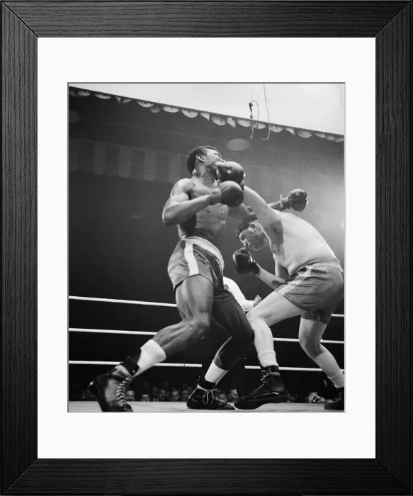 Framed Print : Heavyweight bout at The Stadium arena in Liverpool, Merseyside Framed Print : Heavyweight bout at The Stadium arena in Liverpool, Merseyside