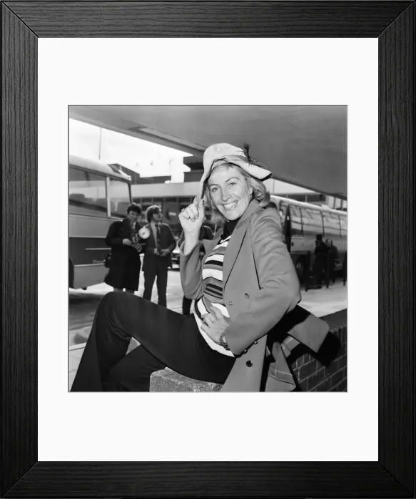 Framed Print : Maggie Fitzgibbon flew in fresh from a screen honeymoon with Harry Secombe Framed Print : Maggie Fitzgibbon flew in fresh from a screen honeymoon with Harry Secombe