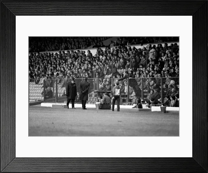 Framed Print : Leeds United 1 v. Sunderland 0. Division 1 Football. October 1981 MF04-06-061 Framed Print : Leeds United 1 v. Sunderland 0. Division 1 Football. October 1981 MF04-06-061