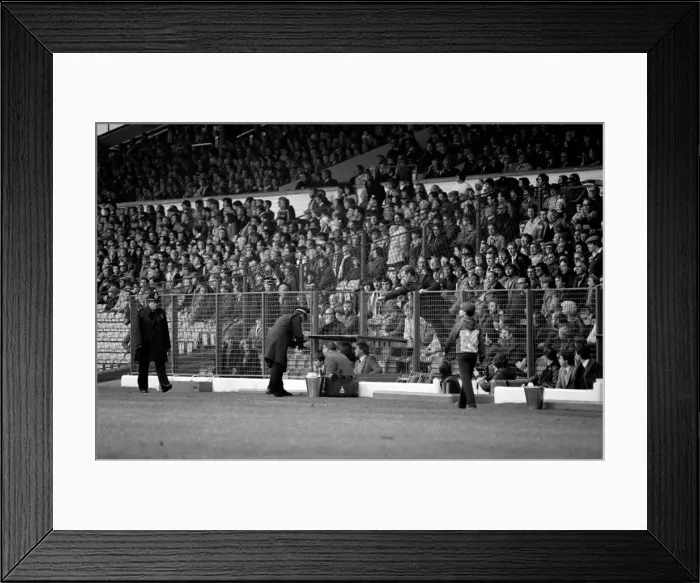 Framed Print : Leeds United 1 v. Sunderland 0. Division 1 Football. October 1981 MF04-06-062 Framed Print : Leeds United 1 v. Sunderland 0. Division 1 Football. October 1981 MF04-06-062
