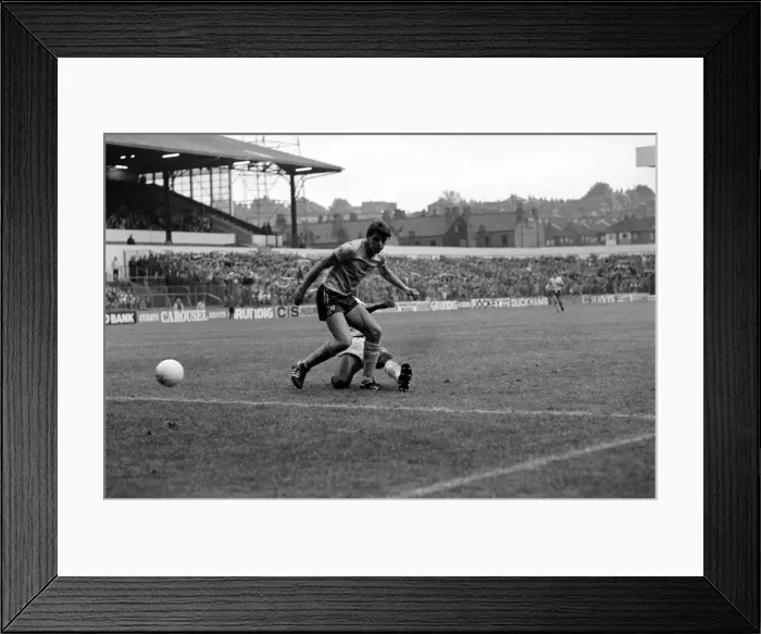 Framed Print : Leeds United 1 v. Sunderland 0. Division 1 Football. October 1981 MF04-06-057 Framed Print : Leeds United 1 v. Sunderland 0. Division 1 Football. October 1981 MF04-06-057