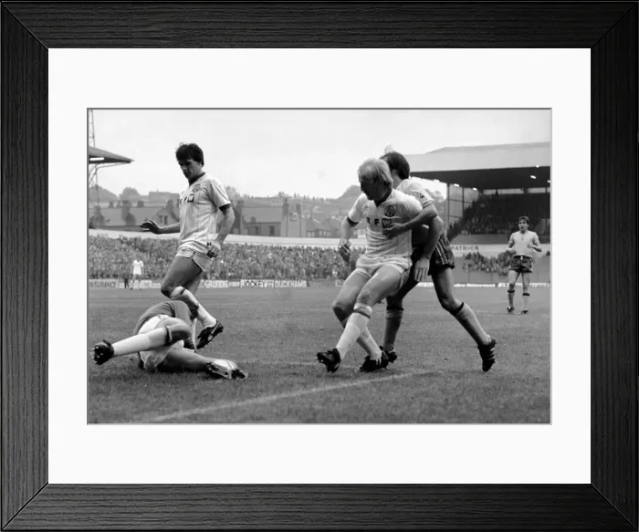 Framed Print : Leeds United 1 v. Sunderland 0. Division 1 Football. October 1981 MF04-06-001 Framed Print : Leeds United 1 v. Sunderland 0. Division 1 Football. October 1981 MF04-06-001