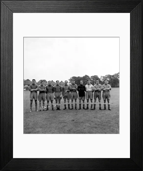 Framed Print : Everton Football team trainingLeft to right: Maurice woods Framed Print : Everton Football team trainingLeft to right: Maurice woods