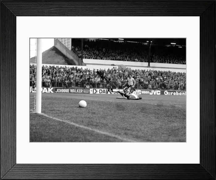 Framed Print : Leeds United 1 v. Sunderland 0. Division 1 Football. October 1981 MF04-06-005