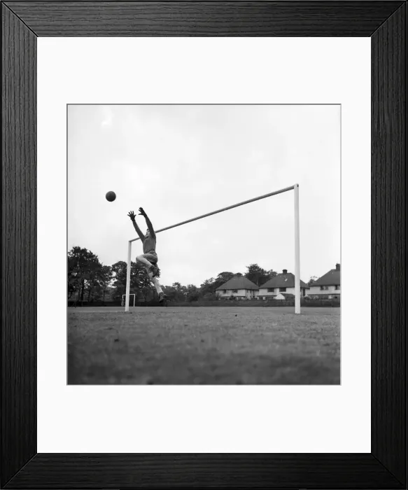 Framed Print : Jimmy O Neil, Evertons 19-year-Old Irish goalkeeper jumps up to clutch a high