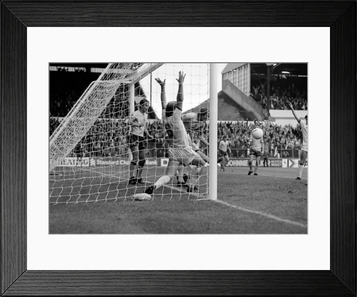 Framed Print : Leeds United 1 v. Sunderland 0. Division 1 Football. October 1981 MF04-06-011 Framed Print : Leeds United 1 v. Sunderland 0. Division 1 Football. October 1981 MF04-06-011