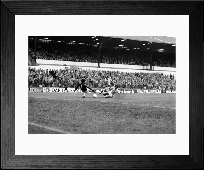 Framed Print : Leeds United 1 v. Sunderland 0. Division 1 Football. October 1981 MF04-06-007