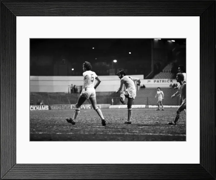 Framed Print : Leeds United 0 v. Tottenham Hotspur 0. Decemebr 1981 MF04-04-016 Framed Print : Leeds United 0 v. Tottenham Hotspur 0. Decemebr 1981 MF04-04-016
