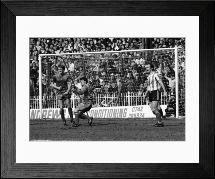 Framed Print : Sheffield Utd 0 v. Bournemouth 0. April 1982 MF06-39-018 Local Caption Division 4 Framed Print : Sheffield Utd 0 v. Bournemouth 0. April 1982 MF06-39-018 Local Caption Division 4