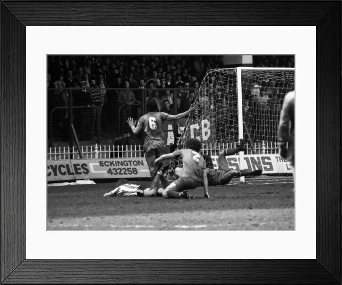 Framed Print : Sheffield Utd 0 v. Bournemouth 0. April 1982 MF06-39-024 Local Caption Division 4 Framed Print : Sheffield Utd 0 v. Bournemouth 0. April 1982 MF06-39-024 Local Caption Division 4