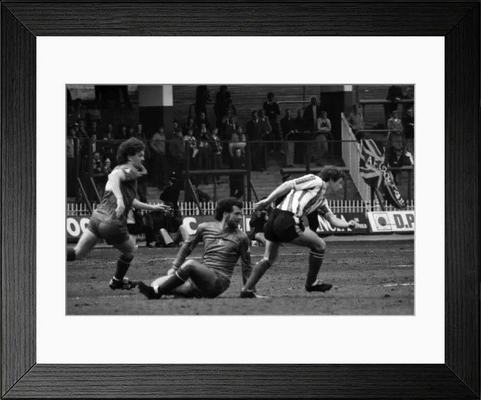 Framed Print : Sheffield Utd 0 v. Bournemouth 0. April 1982 MF06-39-040 Local Caption Division 4