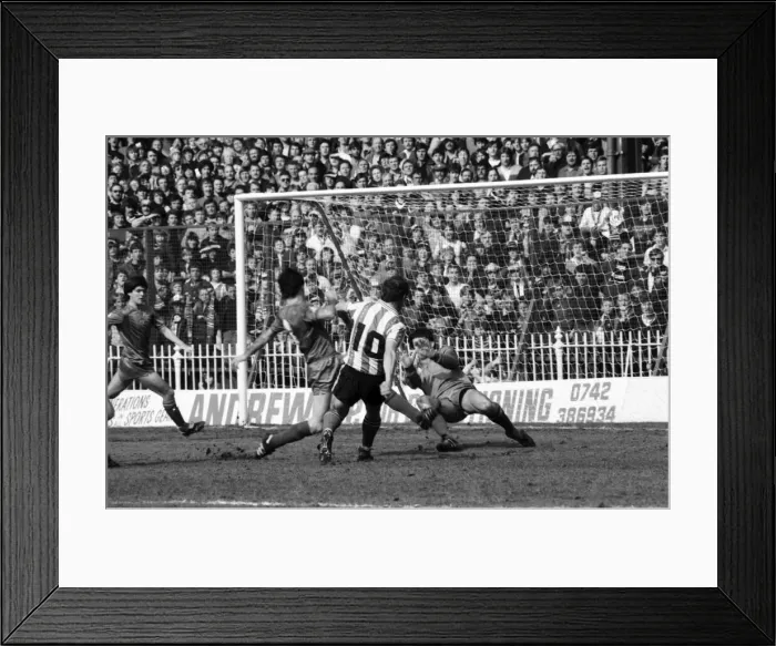 Framed Print : Sheffield Utd 0 v. Bournemouth 0. April 1982 MF06-39-019 Local Caption Division 4