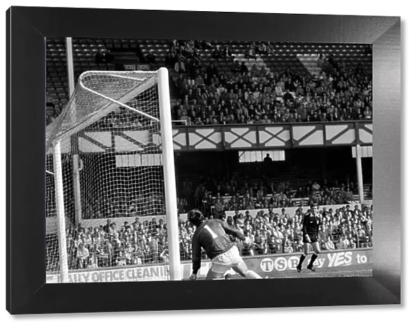 Everton 2 v. Arsenal 1. April 1982 MF06-35-016 Local Caption Division 1 Football