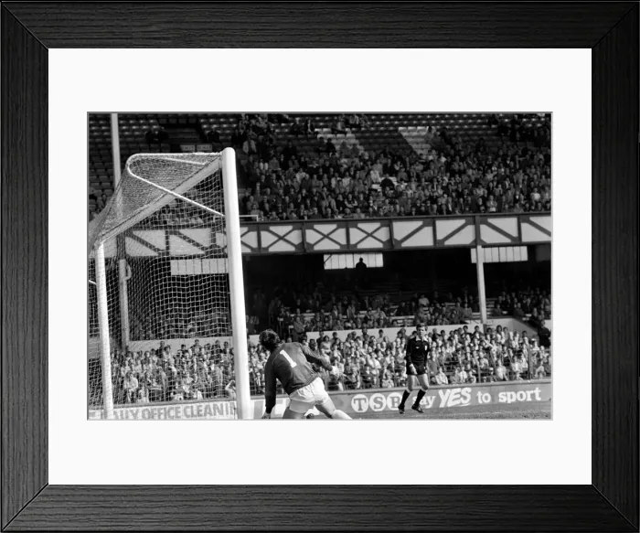Framed Print : Everton 2 v. Arsenal 1. April 1982 MF06-35-016 Local Caption Division 1 Football Framed Print : Everton 2 v. Arsenal 1. April 1982 MF06-35-016 Local Caption Division 1 Football