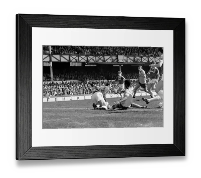 Framed Print : Everton 2 v. Arsenal 1. April 1982 MF06-35-018 Local Caption Division 1 Football