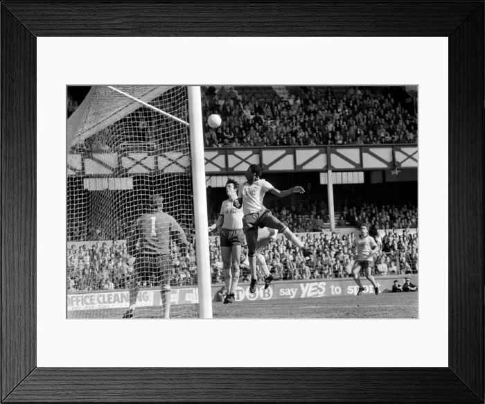 Framed Print : Everton 2 v. Arsenal 1. April 1982 MF06-35-011 Local Caption Division 1 Football