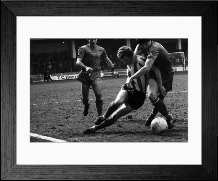 Framed Print : Sheffield Utd 0 v. Bournemouth 0. April 1982 MF06-39-005 Local Caption Division 4 Framed Print : Sheffield Utd 0 v. Bournemouth 0. April 1982 MF06-39-005 Local Caption Division 4
