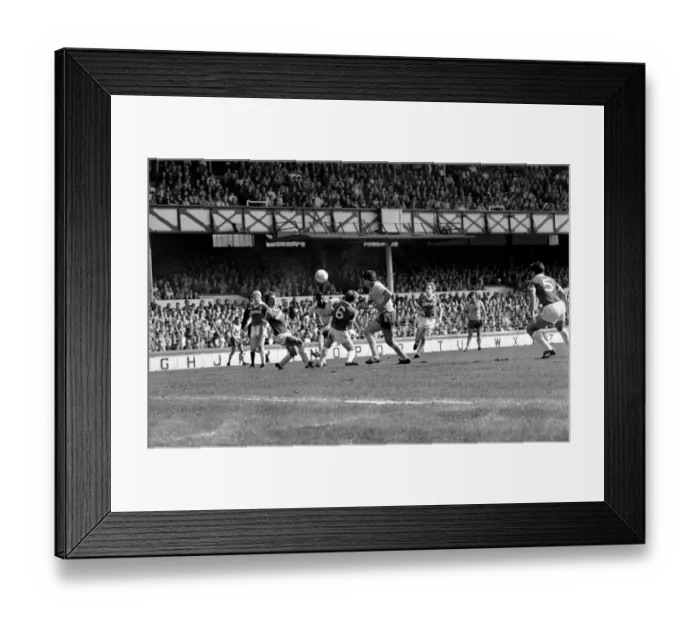 Framed Print : Everton 2 v. Arsenal 1. April 1982 MF06-35-017 Local Caption Division 1 Football