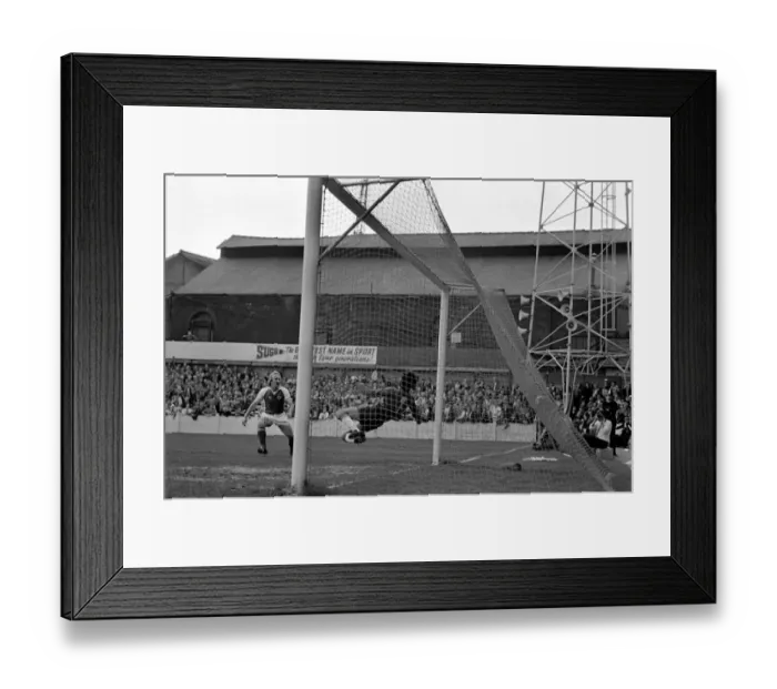 Framed Print : Rotherham 2 v. Luton 2. April 1982 MF06-38-037 Local Caption Division 2 Football Framed Print : Rotherham 2 v. Luton 2. April 1982 MF06-38-037 Local Caption Division 2 Football