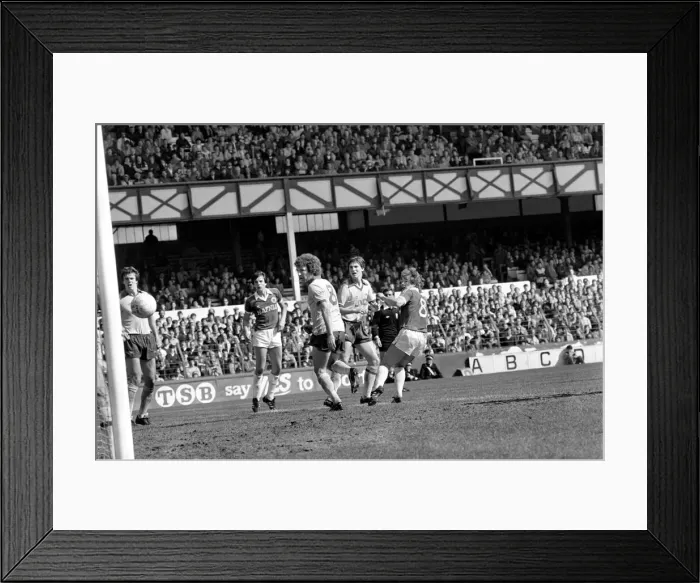 Framed Print : Everton 2 v. Arsenal 1. April 1982 MF06-35-008 Local Caption Division 1 Football Framed Print : Everton 2 v. Arsenal 1. April 1982 MF06-35-008 Local Caption Division 1 Football