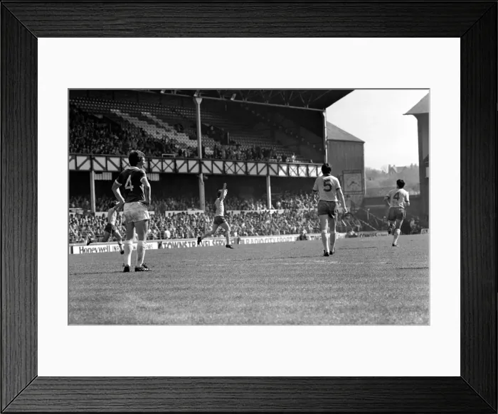 Framed Print : Everton 2 v. Arsenal 1. April 1982 MF06-35-015 Local Caption Division 1 Football Framed Print : Everton 2 v. Arsenal 1. April 1982 MF06-35-015 Local Caption Division 1 Football