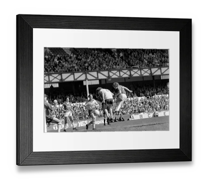 Framed Print : Everton 2 v. Arsenal 1. April 1982 MF06-35-009 Local Caption Division 1 Football