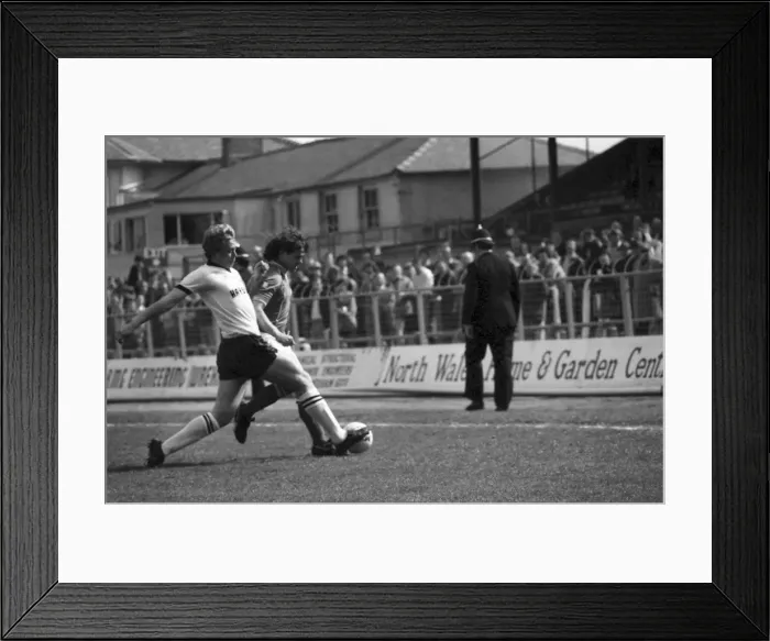 Framed Print : Wrexham 0 v. Barnsley 0. April 1982 MF06-34-041 Local Caption Division 2 Football Framed Print : Wrexham 0 v. Barnsley 0. April 1982 MF06-34-041 Local Caption Division 2 Football