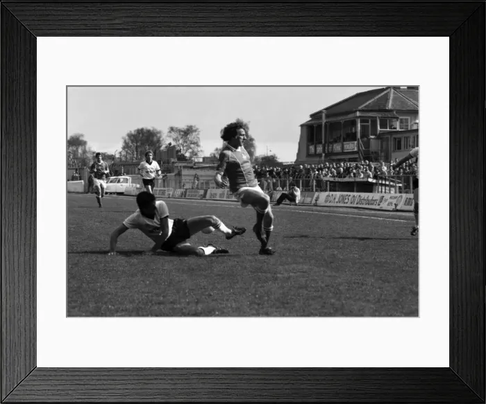 Framed Print : Wrexham 0 v. Barnsley 0. April 1982 MF06-34-014 Local Caption Division 2 Football