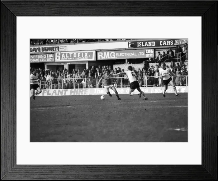 Framed Print : Wrexham 0 v. Barnsley 0. April 1982 MF06-34-010 Local Caption Division 2 Football Framed Print : Wrexham 0 v. Barnsley 0. April 1982 MF06-34-010 Local Caption Division 2 Football