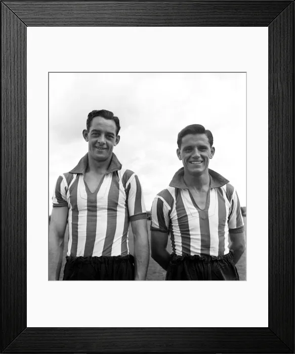Framed Print : Southampton F. C. Tommy Lowder (left) & Ernie Jones O25293-002