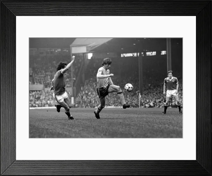 Framed Print : English League Division One match at Old Trafford. Manchester United 0 v Sunderland 0 Framed Print : English League Division One match at Old Trafford. Manchester United 0 v Sunderland 0