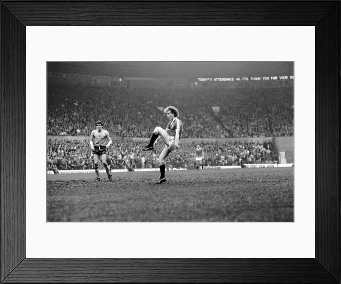 Framed Print : English League Division One match at Old Trafford. Manchester United 0 v Sunderland 0 Framed Print : English League Division One match at Old Trafford. Manchester United 0 v Sunderland 0