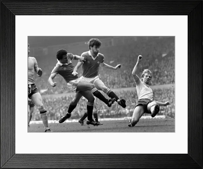 Framed Print : English League Division One match at Old Trafford. Manchester United 0 v Sunderland 0 Framed Print : English League Division One match at Old Trafford. Manchester United 0 v Sunderland 0