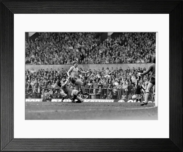 Framed Print : English League Division One match at Old Trafford. Manchester United 0 v Sunderland 0