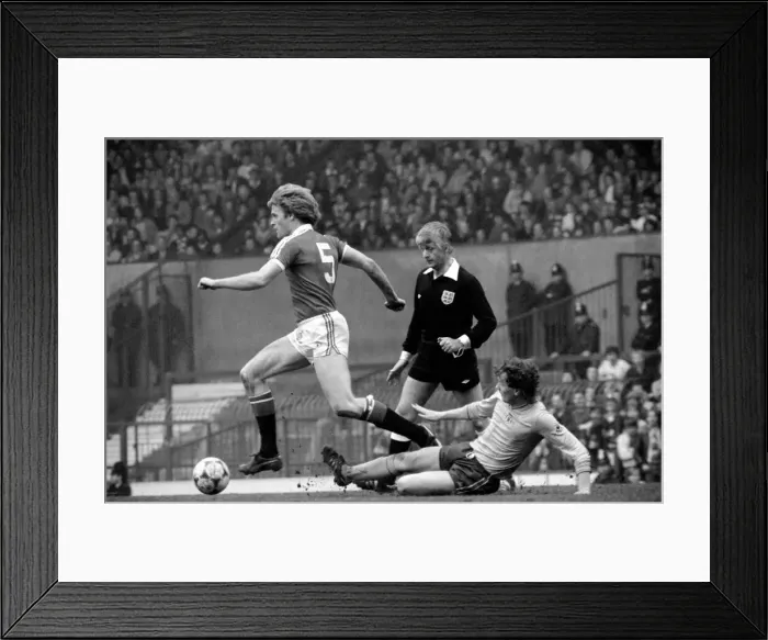 Framed Print : English League Division One match at Old Trafford. Manchester United 0 v Sunderland 0 Framed Print : English League Division One match at Old Trafford. Manchester United 0 v Sunderland 0