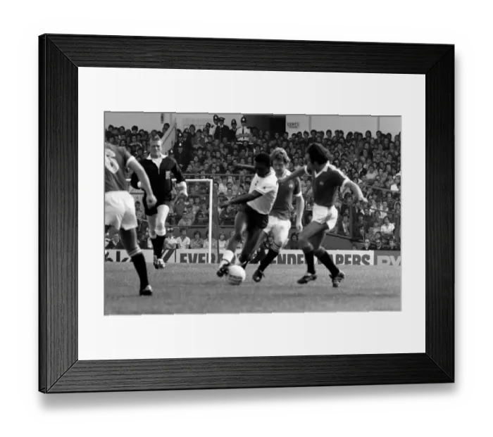 Framed Print : English First Division. Tottenham Hotspur 0 v. Manchester United 0