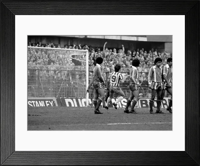 Framed Print : Sheffield Wed. 2 v. Leyton Orient 0. March 1982 MF06-21-026 Local Caption Framed Print : Sheffield Wed. 2 v. Leyton Orient 0. March 1982 MF06-21-026 Local Caption