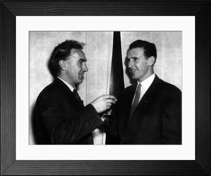 Framed Print : Billy Wright with Hungarian footballer Nandor Hidegkuti 1953 as they toast each