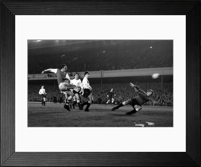 Framed Print : English League Cup Semi Final First Leg match at Highbury Framed Print : English League Cup Semi Final First Leg match at Highbury